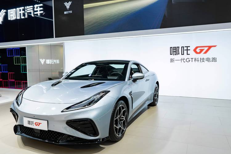 广州154哪吒汽车在智能汽车领域的表现，领途汽车在新能源汽车市场中的影响力